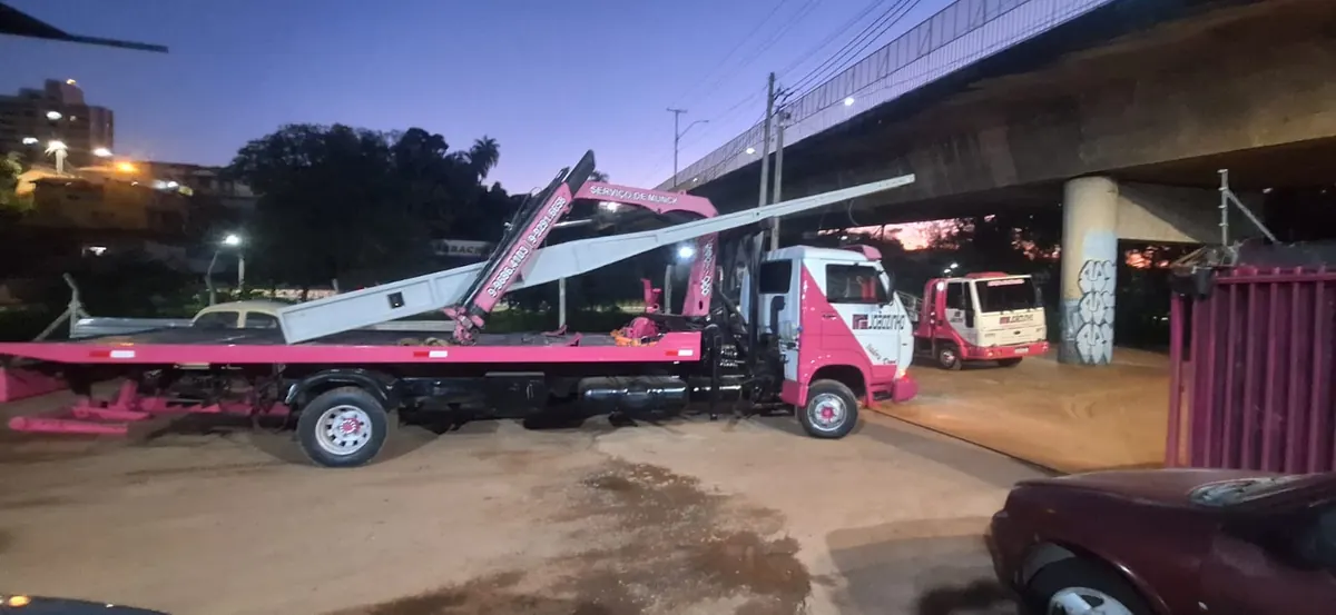 Caminhão Munck do Auto Socorro Joãozinho transportando um poste